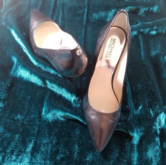 MICHAEL Michael Kors 3.5" Black Leather Pump - Picture 1 of 2